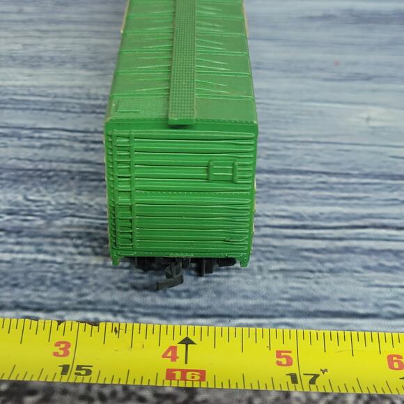 Vintage H.O scale Green Giant train boxcar green/white - Picture 8 of 9